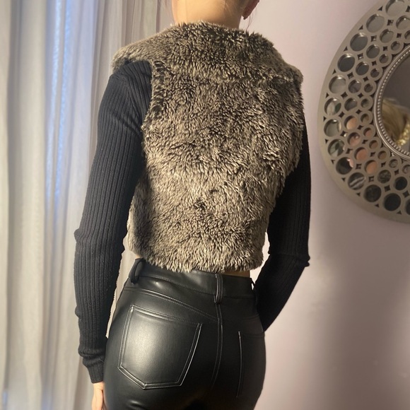 Cropped Faux Fur Vest - Picture 5 of 8